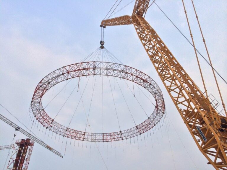 A ring truss lifted by crane on synthetic and steel slings